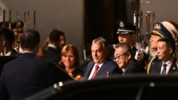 匈牙利總理維克多·奧爾班(Viktor Orban，中)2023年10月抵達北京出席一帶一路論壇。（美聯社）