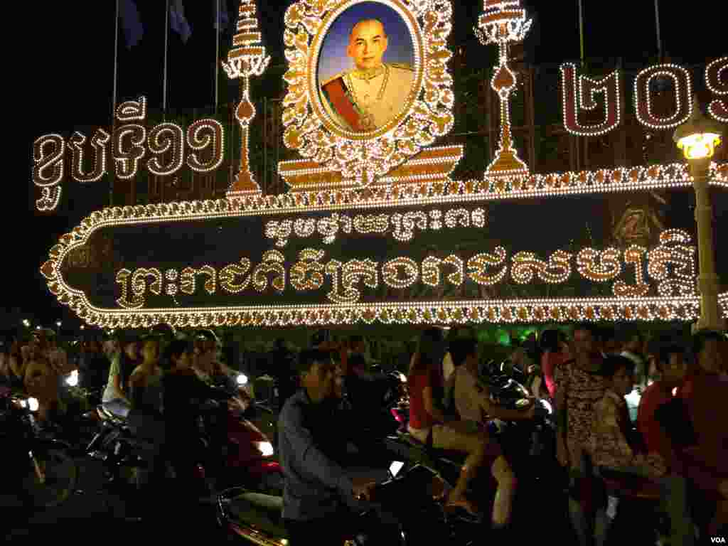 អ្នកទស្សនាជិះតាមផ្លូវព្រះស៊ីសុវត្ថិដោយសារគ្មានរបាំងបាំងផ្លូវនៅឆ្នាំនេះ ក្នុងអំឡុងថ្ងៃចុងក្រោយនៃពិធីបុណ្យអំុទូក កាលពីថ្ងៃទី២៦ ខែវិច្ឆិកា ឆ្នាំ២០១៥។ (ផន បុប្ផា/VOA)