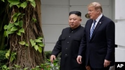 特朗普總統與金正恩星期三首次會晤後在河內的美麗雅酒店一同步出。