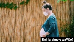 Une femme enceinte.