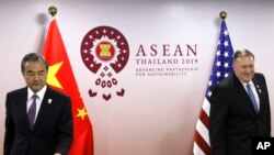 Menlu AS, Mike Pompeo (kanan) saat bertemu dengan Menlu China Wang Yi, di Bangkok, Thailand, 1 Agustus 2019. (Jonathan Ernst/Pool Photo via AP)