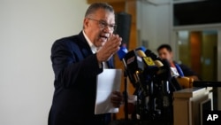 En candidato presidencial opositor, Enrique Márquez, durante una conferencia de prensa. 