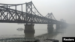 中國邊境城市丹東和邊境北韓的一條橋。