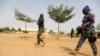Des policiers marchent à l'école JSS Jangebe, un jour après que plus de 300 écolières ont été enlevées par des bandits, à Zamfara, au Nigeria, le 27 février 2021.