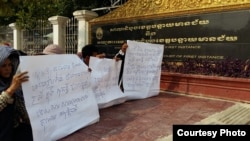 អ្នកគំាទ្រ​អ្នកស្រី ឡុង សុគន្ធី ដែល​ជា​តំណាង​ឲ្យ​ពលរដ្ឋ​ជាង​៣០០​គ្រួសារ​មាន​វិវាទ​ដីធ្លី​ជាមួយ​សេដ្ឋី​ម្នាក់ មក​ប្រមូលផ្តុំគា្ន​នៅមុខ​សាលា​ដំបូង​ខេត្តបន្ទាយ​មានជ័យ​ ដើម្បី​តវ៉ា​ទាម​ទារ​ឲ្យ​ដោះលែង​អ្នកស្រី ឡុង សុគន្ធី កាលពី​ថ្ងៃ​ទី​២ ខែមេសា ឆ្នាំ២០១៨។ (រូបថតផ្តល់​ឲ្យ​ដោយ​អង្គការ​សិទ្ធិ​មនុស្ស​លីកាដូ​ប្រចាំ​នៅ​ខេត្ត​បន្ទាយ​មានជ័យ)