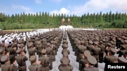 북한에서 정전 60주년을 앞둔 24일, 인민무력부에 세워진 김일성, 김정일 동장 앞에서 군인들이 참석한 결의대회가 열렸다.