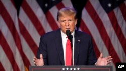 El candidato presidencial republicano, el expresidente Donald Trump, habla en un mitin nocturno del caucus en Las Vegas, el jueves 8 de febrero de 2024. (Foto AP/Mark J. Terrill)