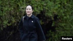 Chief Financial Officer Meng Wanzhou meninggalkan kediamannya untuk menghadiri sidang ekstradisi di Mahkamah Agung B.C. di Vancouver, British Columbia, Canada, 22 Januari 2020.