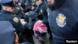 Policajci su pritvorili demonstranta tokom protesta nakon što su američki imigracioni agenti uhapsili palestinskog studenta demonstranta Mahmouda Khalila na Univerzitetu Kolumbija u Njujorku, 10. marta 2025.