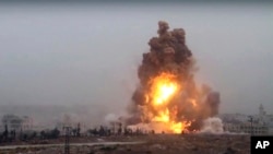Ledakan bom kendaraan yang menyerang pasukan pemerintah Suriah di wilayah barat daya dari Aleppo, Suriah (28/10). 