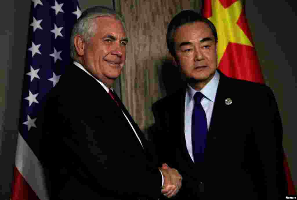 美国国务卿蒂勒森和中国外长王毅在马尼拉举行双边会谈前握手(2017年8月6日)。 王毅表示,中国希望川普总统今年晚些时候对中国的访问能够有助于推动双边关系向前发展。种种迹象显示,美中双方都有意使美中关系保持稳定,尤其是在川普对中国进行访问之前。 鉴于中国共产党将在今年秋天举行第19次党代表大会以及川普访华可能带来的不确定性,分析人士预计,川普会在中共19大召开后才访华。 