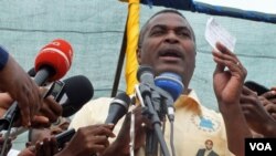 Abel Chivukuvuku num comício da CASA-CE em Luanda 
