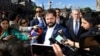 El presidente de Chile, Gabriel Boric, habla con la prensa en las afueras de Sagerska Palatset en Estocolmo, el viernes 14 de junio de 2024, durante su visita a reuniones bilaterales con el primer ministro de Suecia, Ulf Kristersson. 