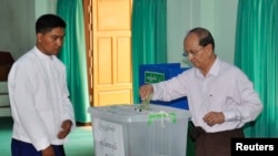 លោក​ប្រធានាធិបតី​មីយ៉ាន់ម៉ា Thein Sein (រូប​ស្តាំ) ធ្វើ​ការ​បោះឆ្នោត​នៅ​ក្នុង​ក្រុង​ Naypyitaw កាលពី​ថ្ងៃទី​១ ខែមេសា ឆ្នាំ២០១៤។
