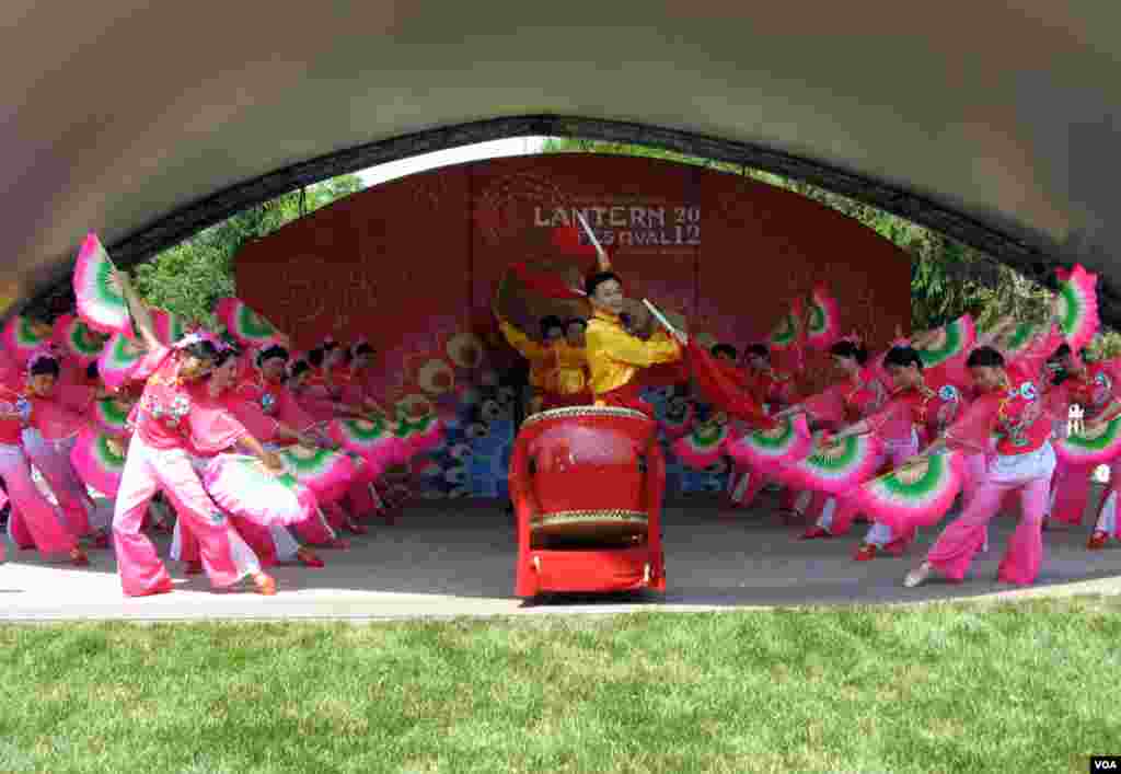 Dancers and musicians inaugurate America's first large-scale Lantern Festival. (A. Chimes/VOA)