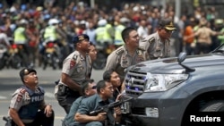 Polisi Indonesia di dekat lokasi ledakan di jalan MH Thamrin, Jakarta, 14 Januari 2016 (Foto: dok).