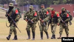 Beberapa anggota kelompok pemberontak terbesar kedua di Kolombia, ELN (foto: dok). 