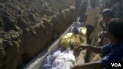 Warga melakukan upacara pemakaman bagi korban pembantaian pasukan Suriah di kota Tremseh (13/7).