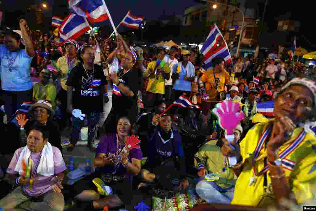 Anti-government protesters dance as they wait for their leader Suthep Thaugsuban to address them from the stage near Government House in Bangkok, Dec. 10, 2013.