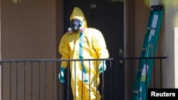 Seorang petugas dalam pakaian khusus menyeliki apartemen di Texas dimana Thomas Duncan yang didiagnosa menderita Ebola sempat tinggal. (3/10/2014).