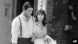 Christopher Reeve (kiri) dan Margot Kidder tampak dalam pembuatan film "Superman" di Lower East Side, New York, 8 Juli 1977. 