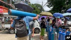 ဇူလိုင်လ ၁၁ ရက်နေ့က ရန်ကုန်မြို့ ပုစွန်တောင်မြို့နယ်မှာ အောက်စီဂျင်ရဖို့ တန်းစီနေကြသူများ။ (ဇူလိုင် ၁၁၊ ၂၀၂၁)