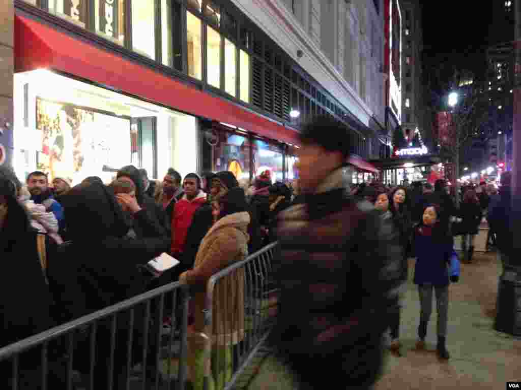 Kerumunan orang di luar Macy's Herald Square di New York sebelum pembukaan toko pada Hari Thanksgiving (28/11). (VOA/Sandra Lemaire)