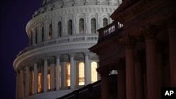Kubah Gedung Capitol diterangi lampu sebelum Komite Kehakiman DPR AS Judiciary Committee menentukan pasal-pasal pemakzulan terhadap Presiden AS Donald Trump, 13 Desember 2919. (Foto: AP)