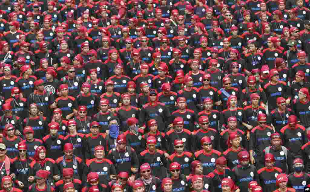 Workers march during a May Day rally in Jakarta, Indonesia, May 1, 2013.