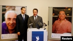 Babak Namazi berbicara dalam sebuah konferensi pers di Wina. Ayahnya, Baquer Namazi, foto kiri, dan saudaranya Siamak, kanan, dihukum oleh pengadilan Iran pada 2016 karena tuduhan spionase. (Foto: Reuters)