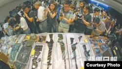 香港警方展示撿獲氣槍、可製造炸彈工具及其他證物(蘋果日報圖片)