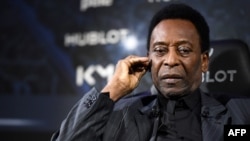 Legenda sepak bola asal Brazil Pele ikut ambil bagian dalam sebuah pertemuan di Paris pada 2 April 2019. (Foto: AFP/Franck Fife)