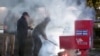 Rescatistas sacan el contenido en llamas de una urna electoral después de que estallara en llamas en un presunto incendio provocado en Vancouver, Washington, el 28 de octubre de 2024. (Evan Bell/ABC Affiliate KATU via Reuters)