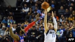 Luka Doncic de Dallas tire lors du match face à Detroit Pistons, USA, le 12 décembre 2019. (Photo by PEDRO PARDO / AFP)