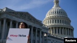 2023年3月13日，抗議者在美國國會大廈外舉牌反對國會針對TikTok的立法。