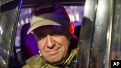 Yevgeny Prigozhin, pemilik perusahaan militer Grup Wagner, melihat dari kendaraan militer yang meninggalkan area markas Distrik Militer Selatan di sebuah jalan di Rostov-on-Don, Rusia, pada 24 Juni 2023. (Foto: AP)