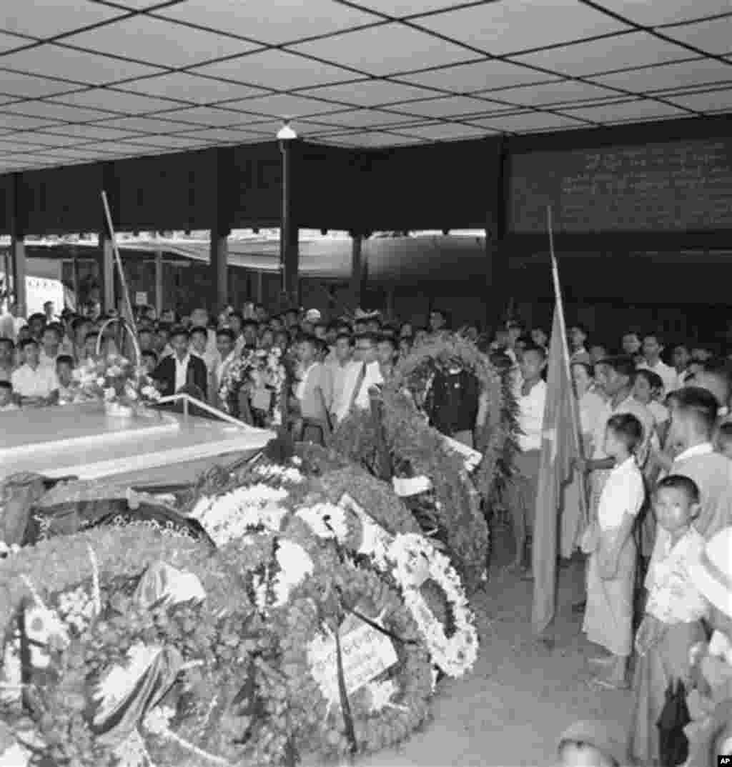၁၉၆၉ ခုနှစ်၊ ဇူလိုင် ၁၉ နေ့မှာ ကျင်းပပြုလုပ်တဲ့ အာဇာနည်နေ့ အခမ်းအနား။ မြန်မာ့နိုင်ငံရေးခေါင်းဆောင်များ၊ ပြည်သူပြည်သားများ အာဇာနည်နေ့ အခမ်းအနား တက်ရောက်ပြီး ခေါင်းဆောင်ကြီး ဗိုလ်ချုပ်အောင်ဆန်း နဲ့ အာဇာနည်ကြီးများ ဂူဗိမာန်ရှေ့ လွမ်းသူပန်းခွေချ အလေးပြုနေကြစဉ်။ 