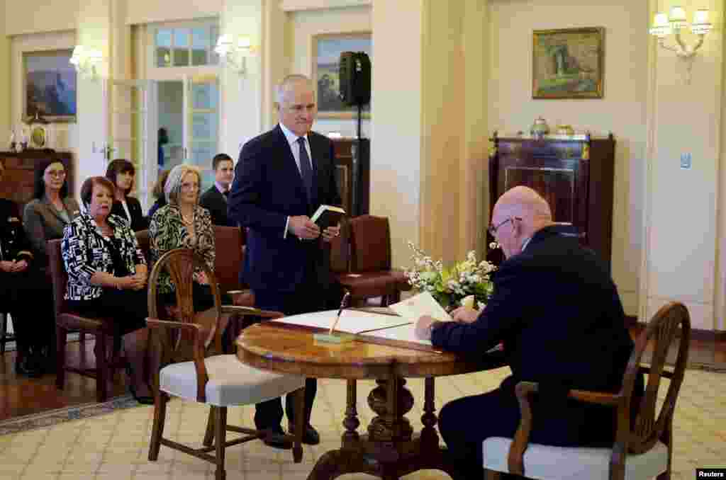 Malcolm Turnbull is sworn in as Australia's 29th prime minister by Australia's Governor-General Peter Cosgrove (right) at Government House in Canberra, Sept. 15, 2015. 