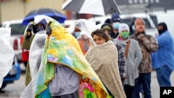 Numerosas personas hacen fila para llenar sus tanques de gas propano el miércoles 17 de febrero de 2021 en medio de un intenso frío, en Houston, Texas.