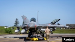 덴마크군 병사가 현지 공군 기지에서 F-16 전투기를 점검하고 있다. (자료사진)