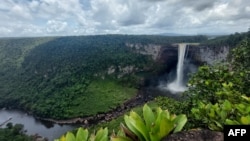 TOPSHOT - Pemandangan Kaieteur, air terjun tunggal terbesar di dunia, di wilayah Potaro-Siparuni, Guyana, 12 April 2023. (Martín SILVA / AFP)
