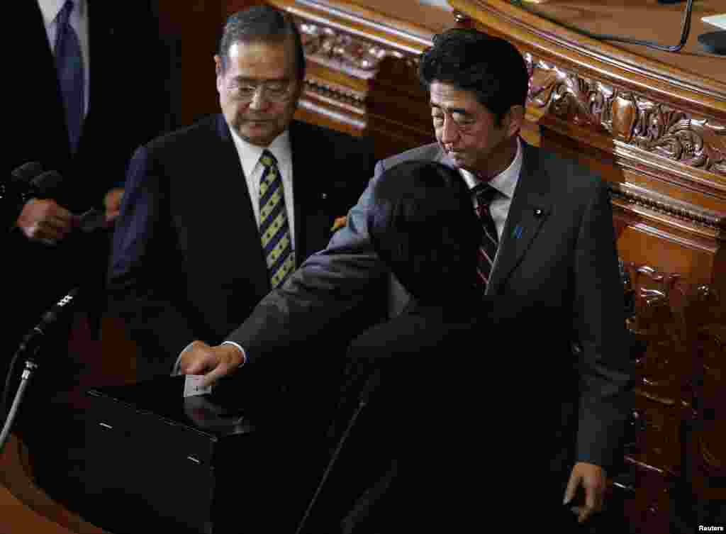 Incoming Japanese Prime Minister Shinzo Abe casts a vote at the Lower House of the Parliament in Tokyo, December 26, 2012.