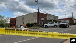 Penyidik bekerja di lokasi penembakan fatal di pusat kota Dadeville, Alabama, pada Minggu, 16 April 2023. (Foto: AP)