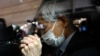 李柱铭离开法庭时在车内向传媒和支持者抱拳致意 （路透社照片）