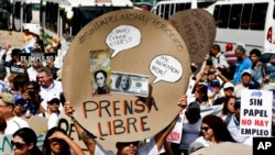 Reporteros sin Fronteras denuncian esta decisión por considerarla una obstrucción al ejercicio de la libertad de prensa.
