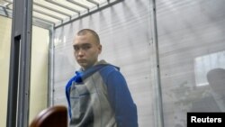 Tentara Rusia, Sersan Vadim Shishimarin ketika menghadiri sidang pembacaan dakwaan di Kyiv, Ukraina (18/5).
