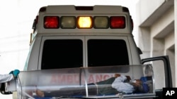 Un paciente es trasladado de una ambulancia al centro de tratamiento de COVID-19 en el Hospital General Dr. Carlos MacGregor Sánchez en la Ciudad de México, el domingo 10 de enero de 2021.