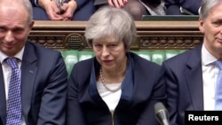 英国首相特蕾莎·梅在议会否决脱欧协议后坐在议会里。（2019年1月15日）