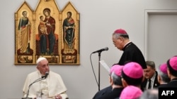 Le pape François participe à une réunion avec des évêques japonais à Tokyo, le 23 novembre 2019.