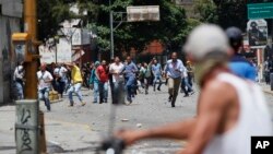 Government supporters confront anti-government protesters in Caracas, Venezuela, July 20, 2017. 
